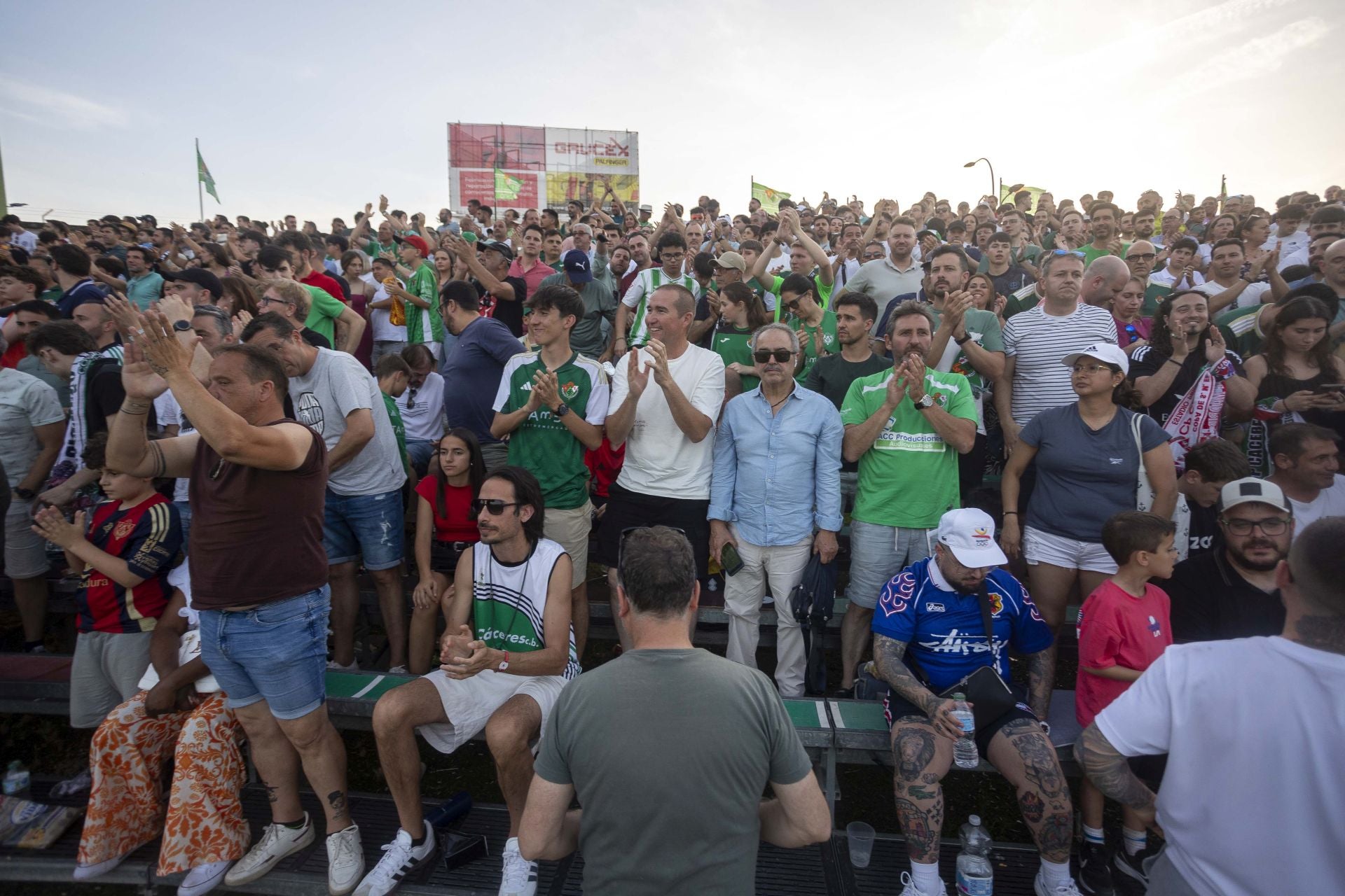 Fotos | El Cacereño estalla en júbilo con su ascenso a Primera RFEF