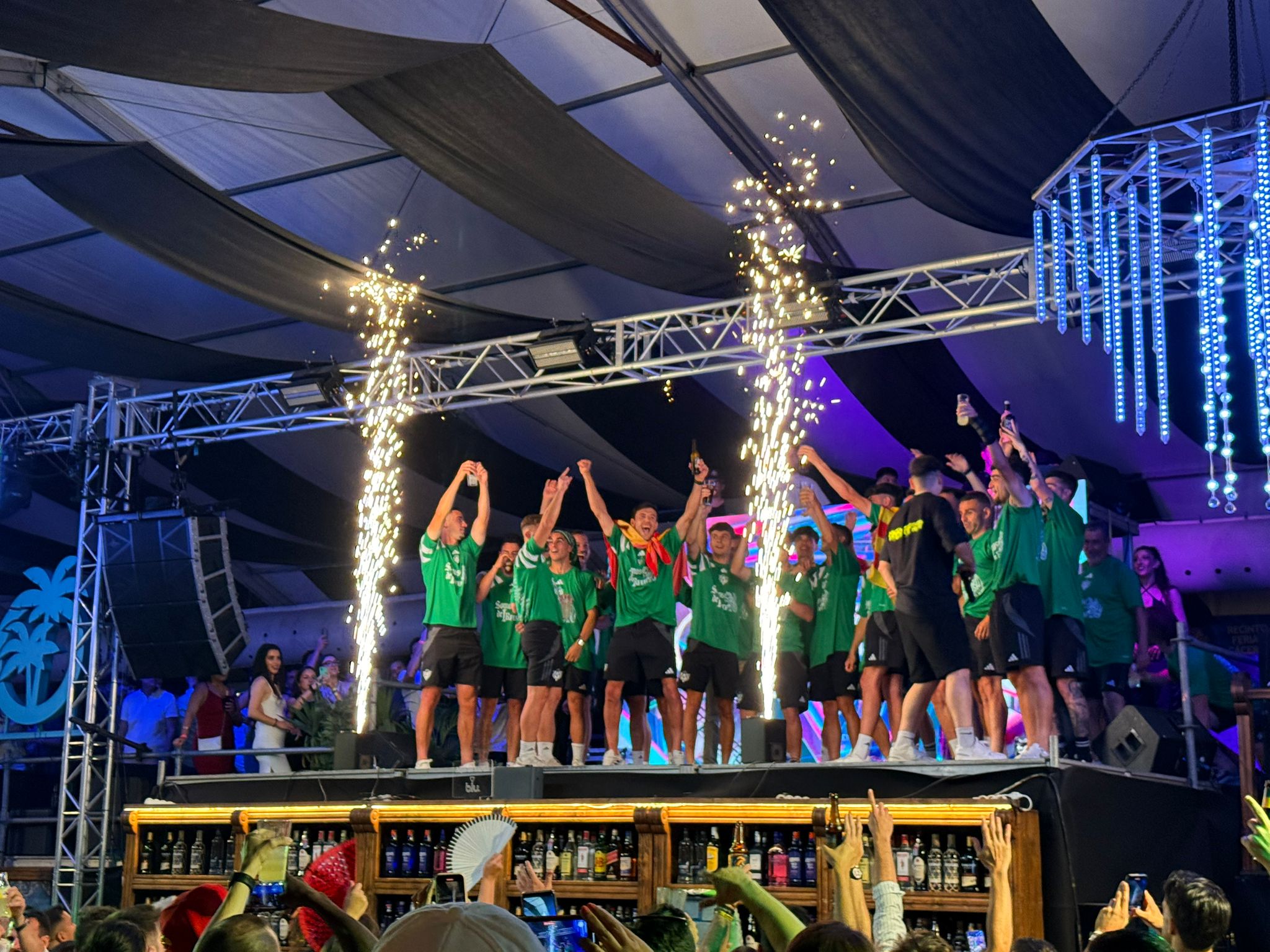 La plantilla del Cacereño celebra el ascenso.