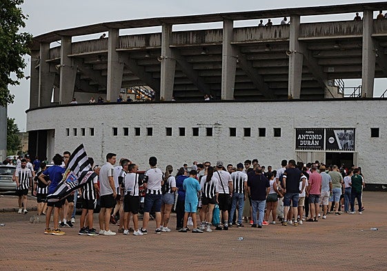El Nuevo Vivero registró su mejor entrada de la temporada ante el Llerenense.