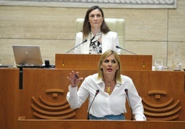 La consejera de Hacienda, Elena Manzano, el pasado jueves en la Asamblea de Extremadura.