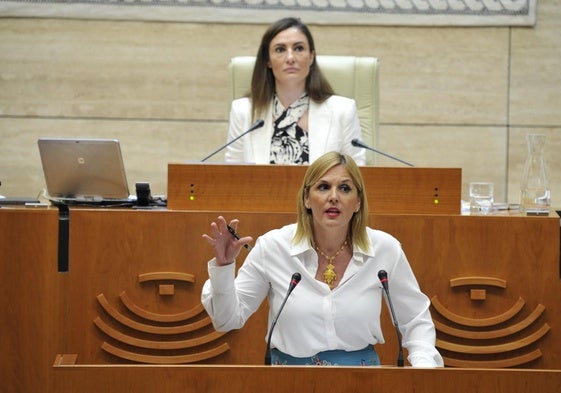 La consejera de Hacienda, Elena Manzano, el pasado jueves en la Asamblea de Extremadura.