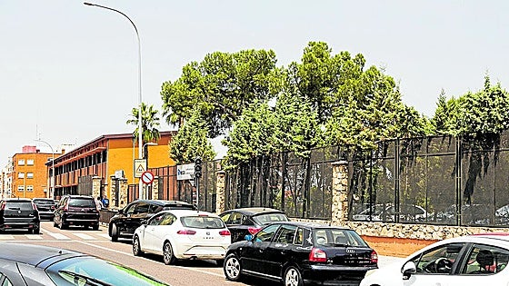 San Roque y Carolina Coronado, las zonas más afectadas por la doble fila en Badajoz