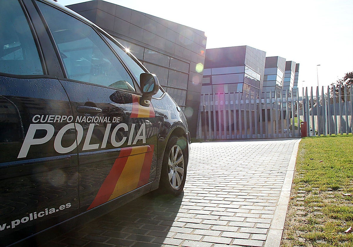 Imagen de un vehículo de la Policía Nacional junto a la Comisaría de Cáceres.
