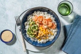 Poke con langostinos, pepino encurtido, maíz y arroz
