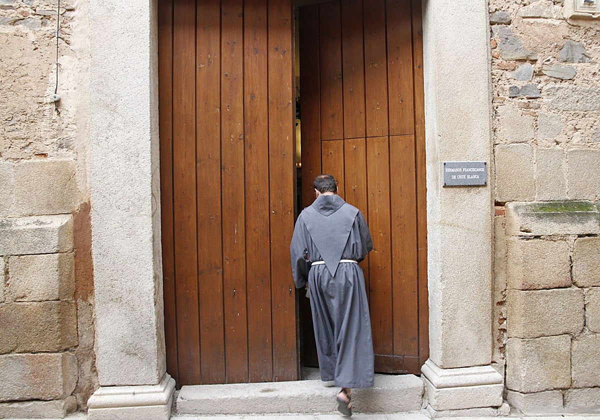Un franciscano sin relación con los hechos accede al centro de Cruz Blanca en una imagen de archivo.