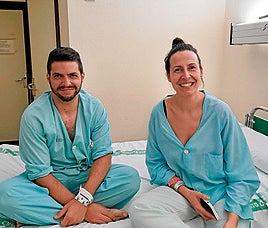 Francisco e Isabel en el hospital el día antes de la operación para realizar el trasplante de riñón.