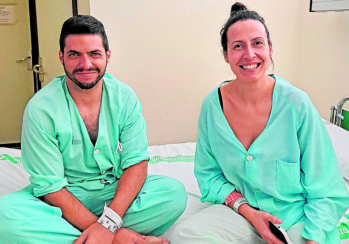 Francisco e Isabel en el hospital el día antes de la operación para realizar el trasplante de riñón.