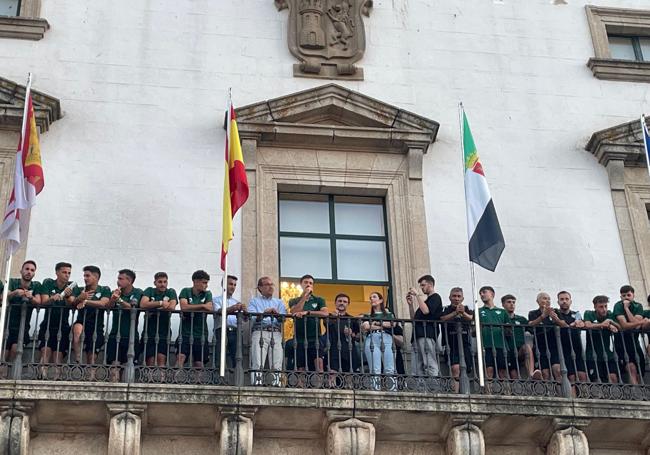 Los jugadores y técnico, junto al alcalde, se dirigen a la afición desde el balcón del Ayuntamiento de Cáceres.
