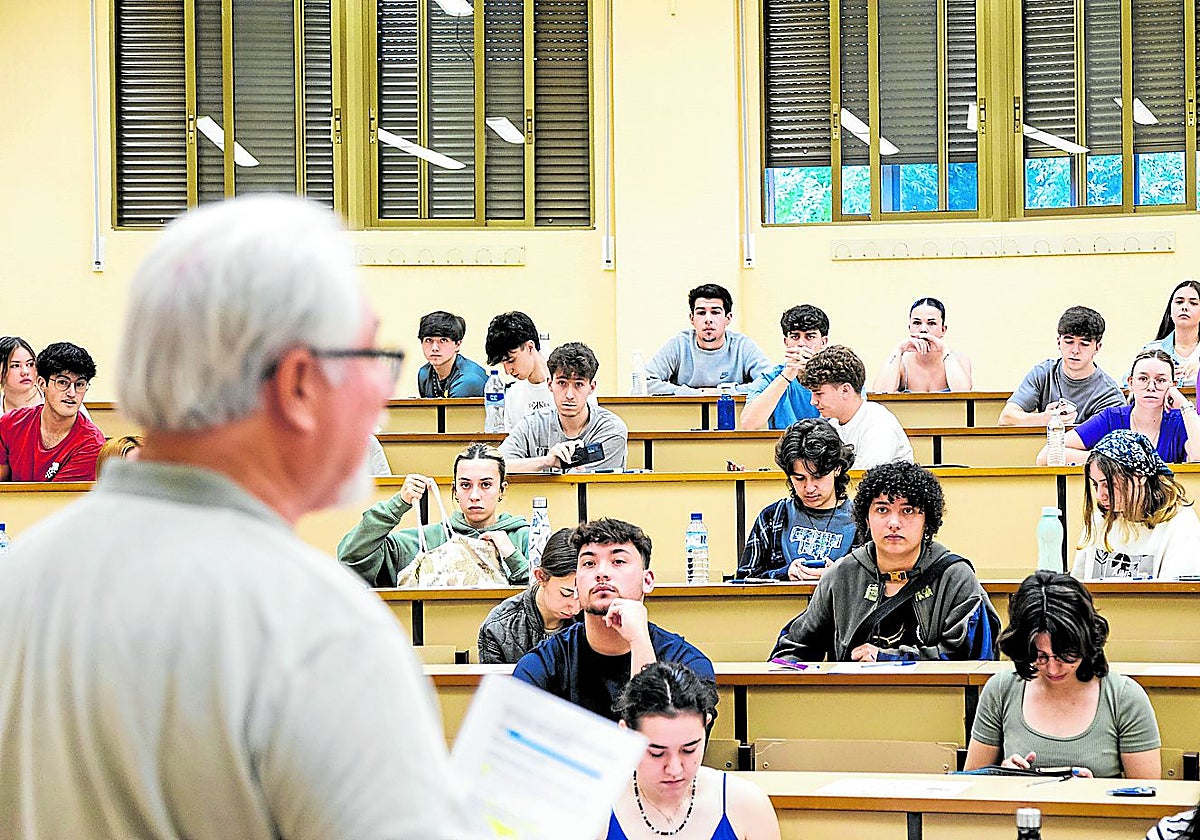 Un profesor explica las normas a los aspirantes de la PAU en el primer examen celebrado este martes en Badajoz.