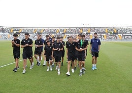 El infantil blanquinegro recibió un homenaje del Nuevo Vivero como campeón de su liga en División de Honor.