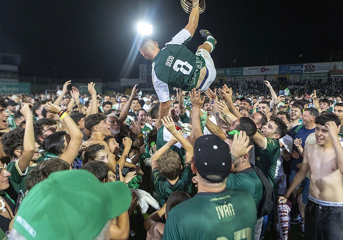 Deco es manteado tras la consecución del ascenso a Primera RFEF.