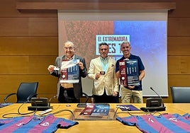 Julio Rodríguez, Pepe Reynolds y Juanmi Callejón durante la presentación de la campaña de abonos del Extremadura.