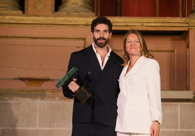 Javier S. Medina y la periodista Rocío Romero.
