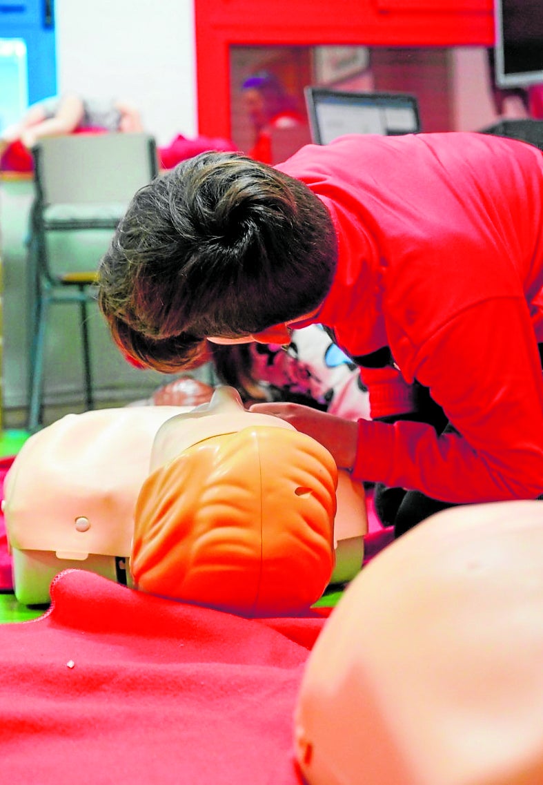Uno de los talleres donde enseñan a hacer la RCP a los niños.
