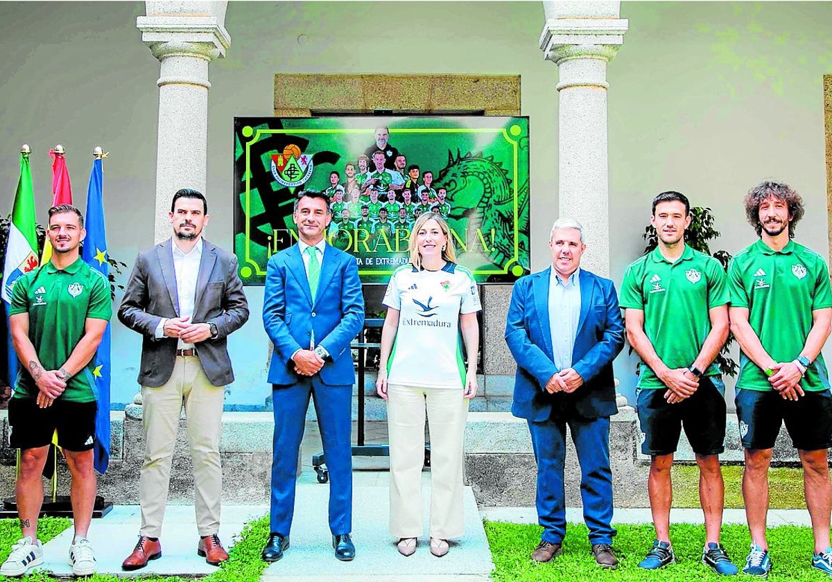 Recepción del Cacereño en la sede de Presidencia de la Junta de Extremadura.