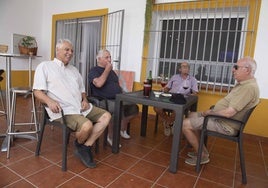 Clientes en un bar de la localidad pacense de El Carrascalejo, que tiene menos de cien habitantes.