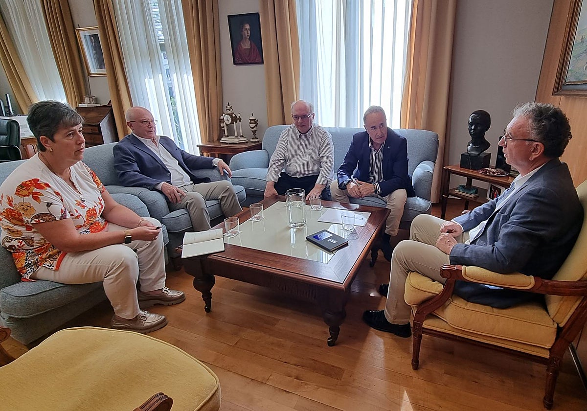 Quintana y Maribel Cortés, reunidos con representantes de asociaciones empresariales.