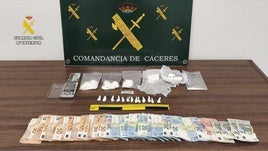 Dinero y droga intervenidos por la Guardia Civil.