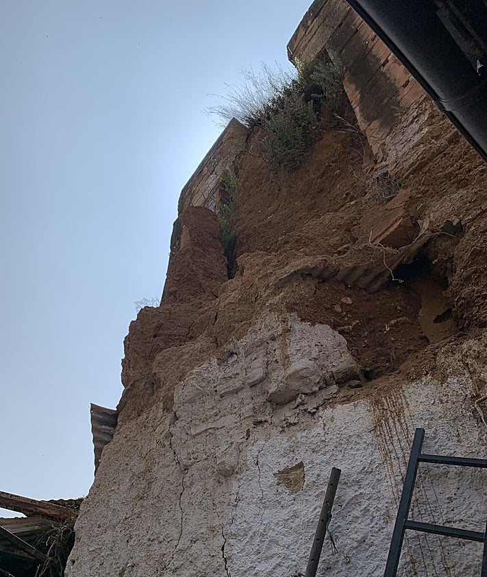 Imagen secundaria 2 - Vista exterior de la Torremochada y la vivienda afectada. En la siguiente fotografía, la torre y la parte dañada en una imagen anterior al derrumbe. También se aprecia el lateral de la torre en mal estado visto desde la vivienda que sufrió el derrumbe.