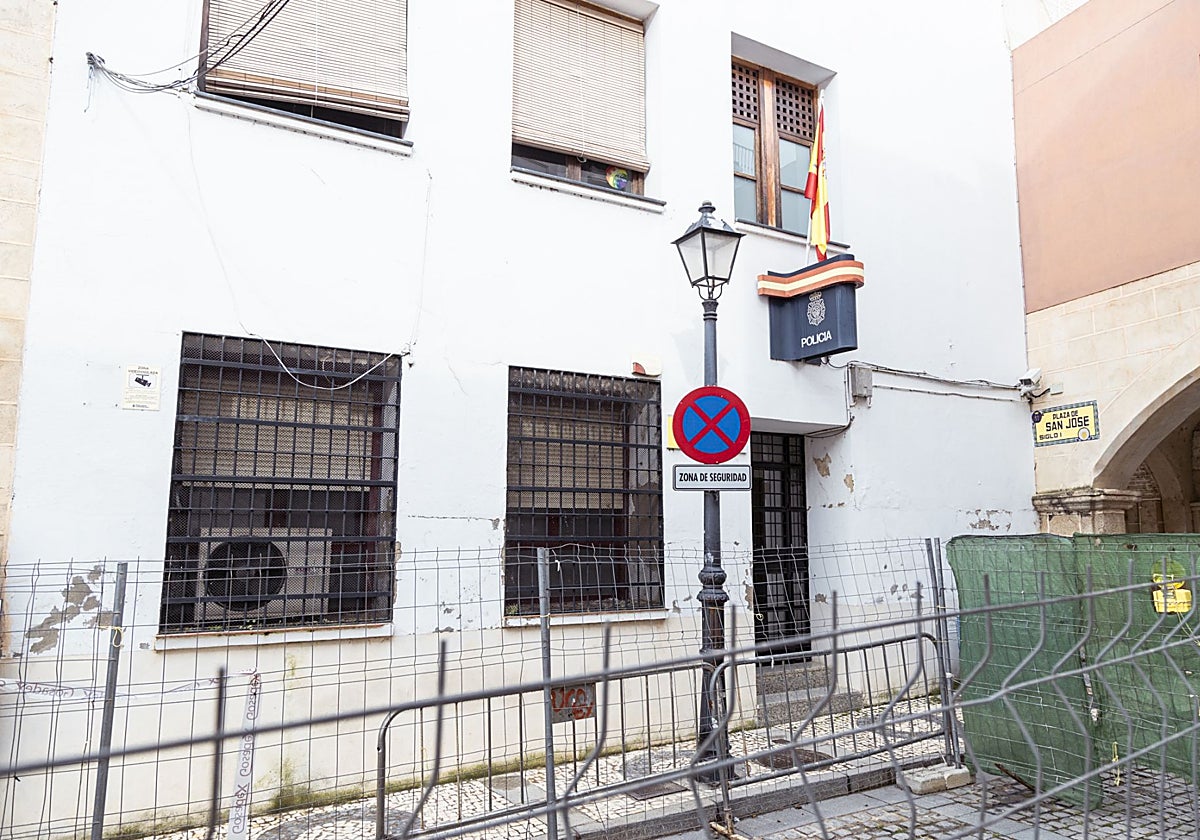 Punto de la Policía Nacional cerrada en la Plaza Alta de Badajoz.