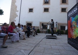 Presentación oficial del Festival de Teatro Clásico de Cáceres en el patio de la Fundación Tatiana.