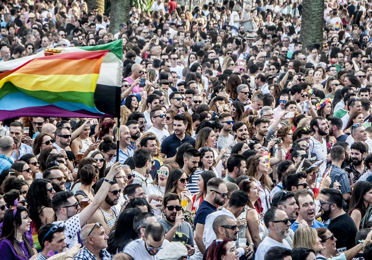 Badajoz se viste de fiesta y los pueblos sin actividades culturales