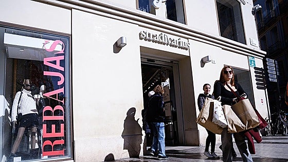 Cuándo son las rebajas de verano 2025 en Zara, Mango, El Corte Inglés y otras tiendas