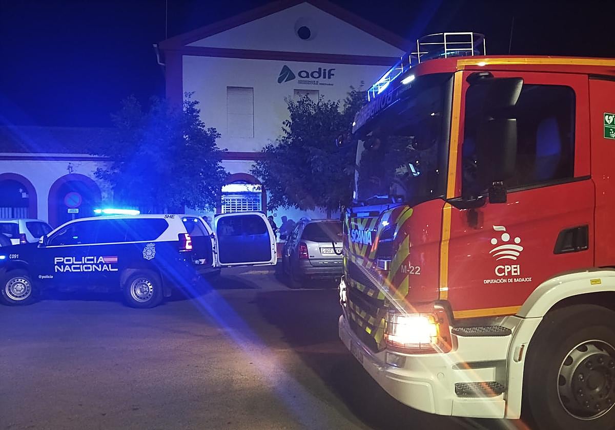 Bomberos y policías en la estación de Adif de Almendralejo tas quedar encerrado un matrimonio.