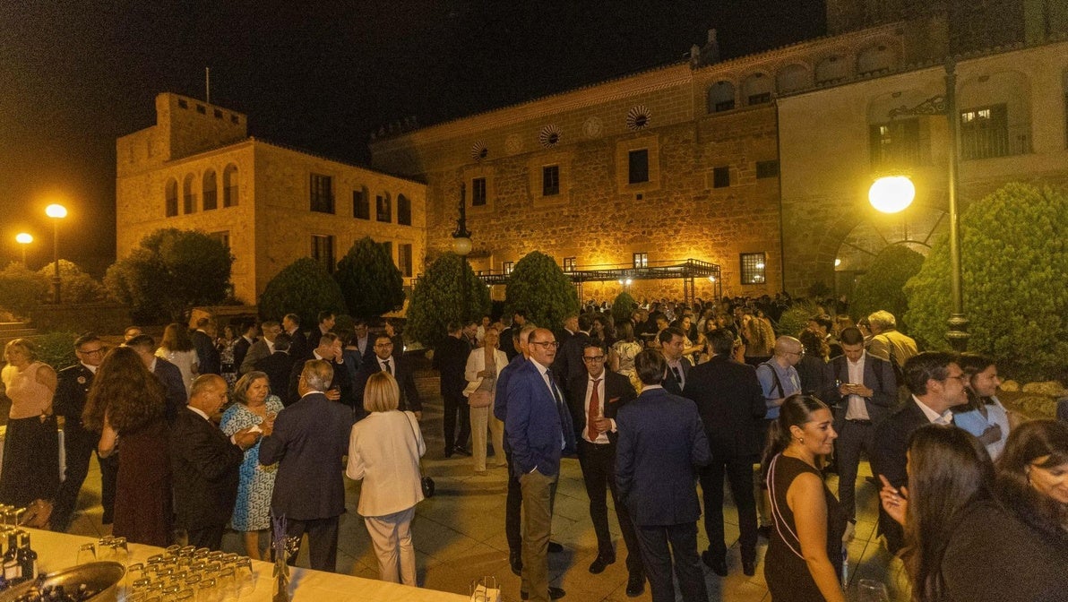 Los invitados a los Extremeños de HOY disfrutaron de un cóctel en el patio del Parador.