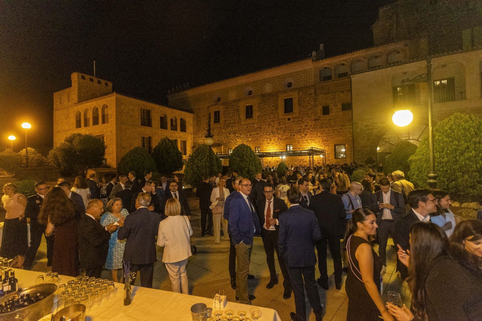 Los invitados a los premios Extremeños de HOY compartieron un cóctel en el patio del Parador.