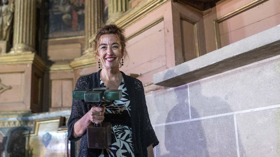 Esther Cubo muestra sonriente su encina cúbica.