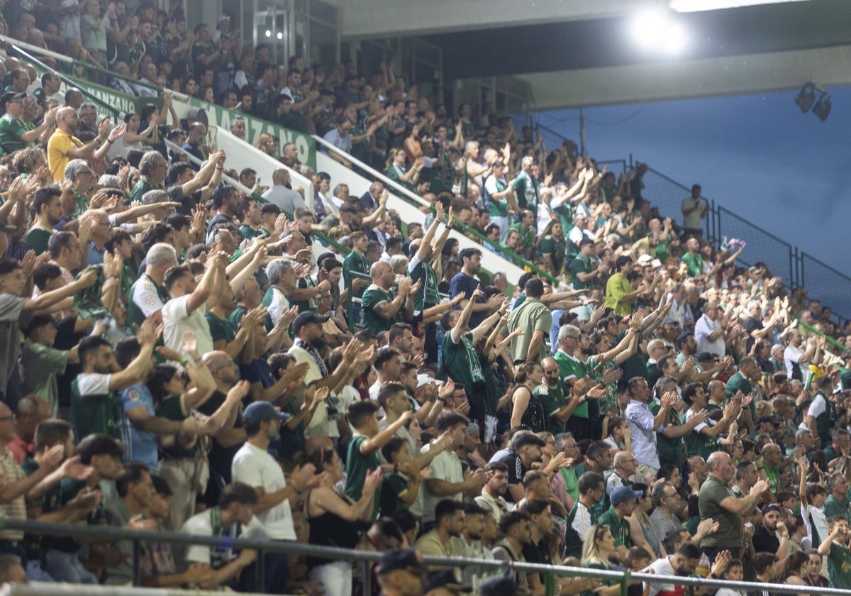 La tribuna del Príncipe Felipe, poblada de aficionados en la vuelta de la final del playoff.
