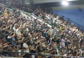 La tribuna del Príncipe Felipe, poblada de aficionados en la vuelta de la final del playoff.