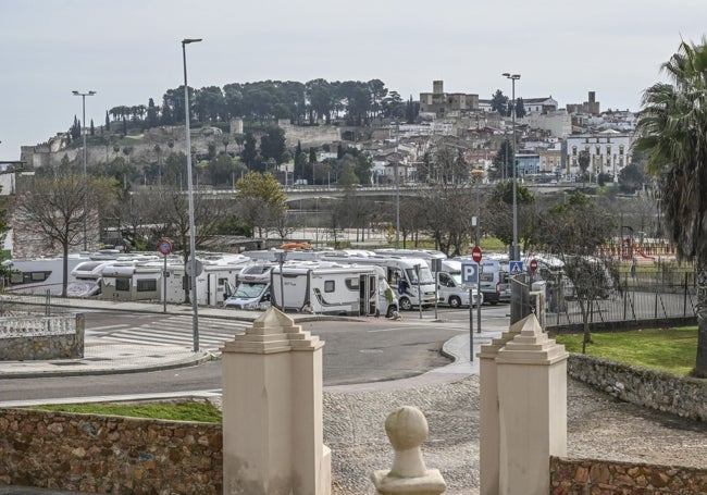 Área de autocaravanas de Badajoz junto al río. Al fondo, la Alcazaba.