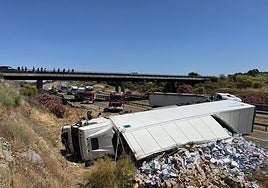El camión quedó volcado sobre un lateral invadiendo la vía.