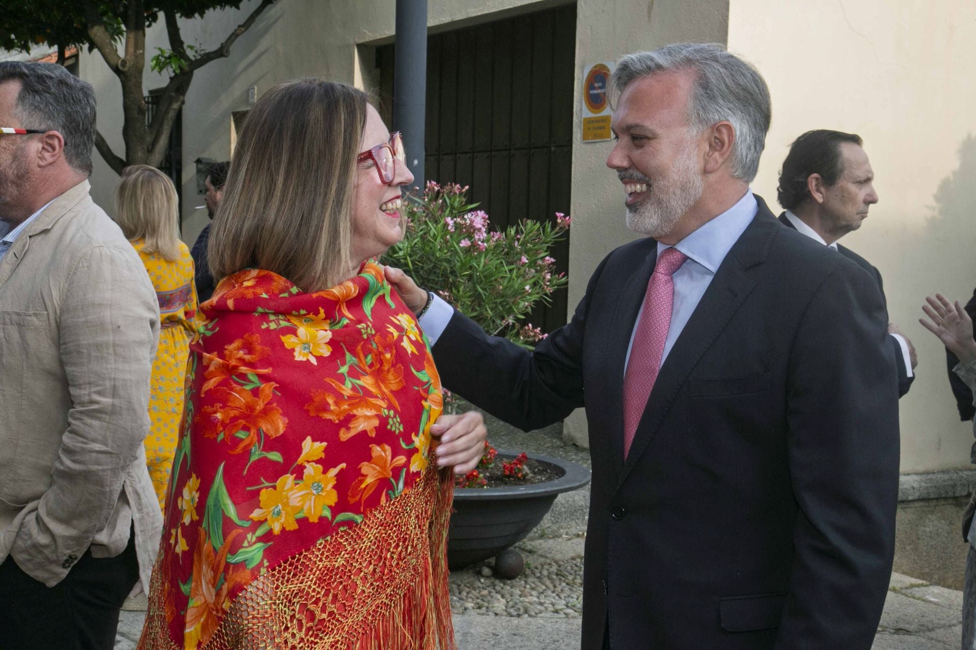 Mercedes Morán saluda a Fernando Pizarro antes de entrar a la ceremoria.