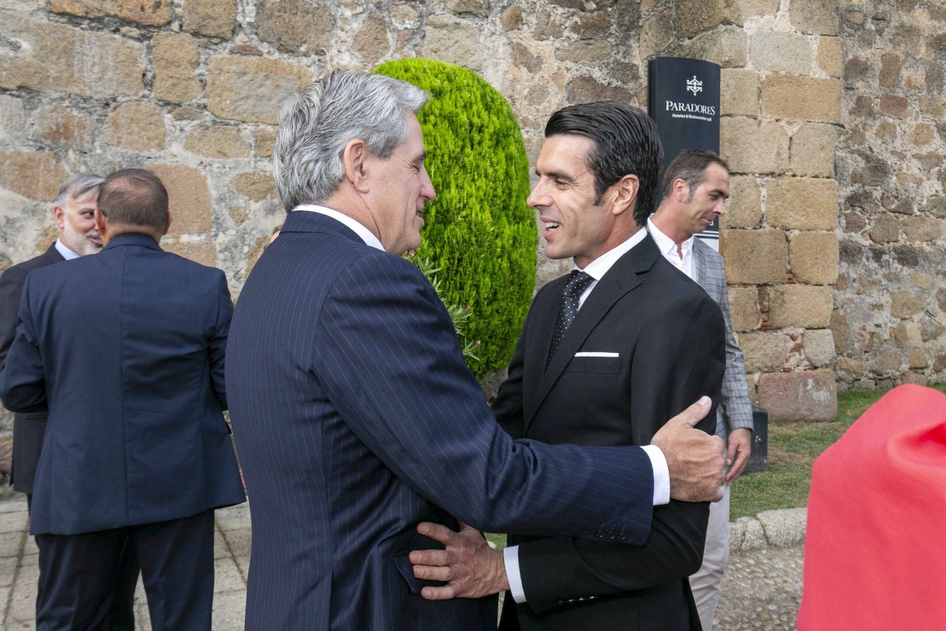 Ignacio Higuero saluda a Emilio de Justo momentos antes del inicio de la gala de la entrega de premios Extremeños de HOY.