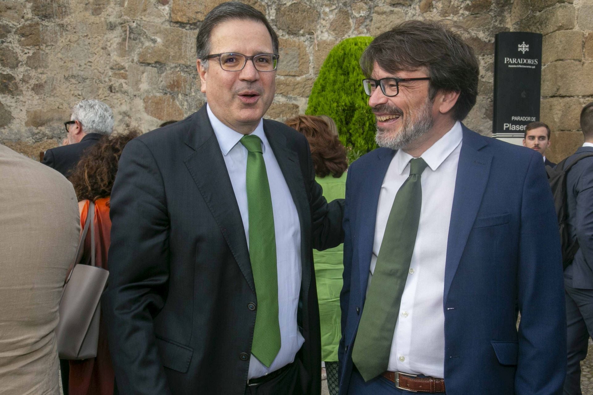 José Orantos y David Martín Arevalillo, a las puertas del Parador de Plasencia.