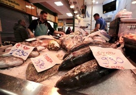 Puesto de pescado en un mercado.