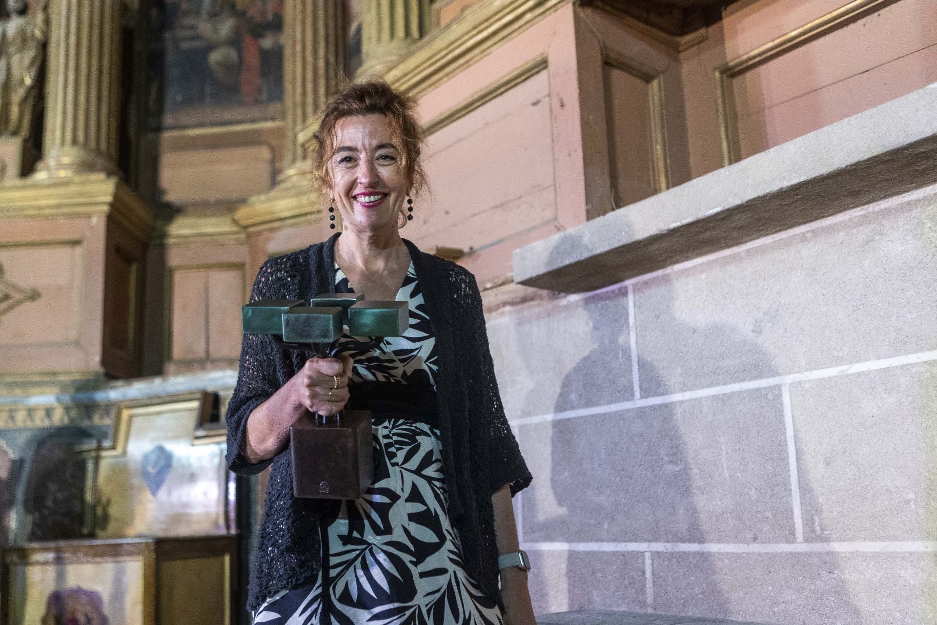 Esther Cubo muestra sonriente su encina cúbica