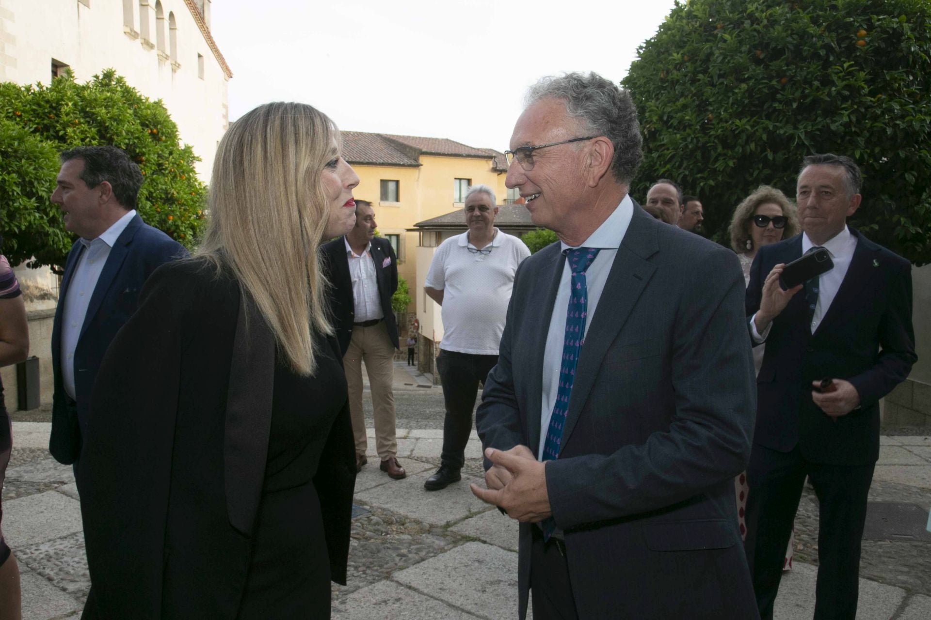 María Guardiola y José Luis Quintana antes del comienzo de la entrega de premios.
