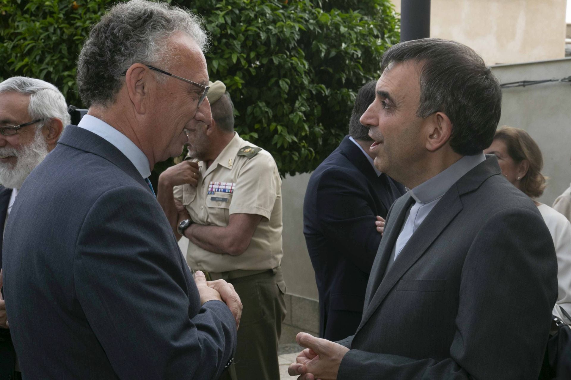 José Luis Quintana conversa con Ernesto Brotons