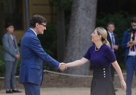 María Guardiola saluda a Salvador Illa a su llegada a la Conferencia.
