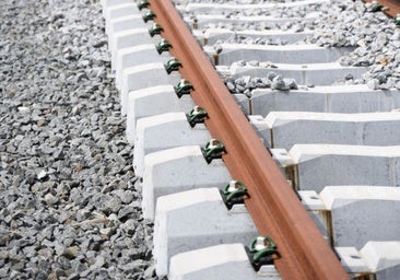 Adif renueva las traviesas de 24 kilómetros de la línea convencional de Madrid