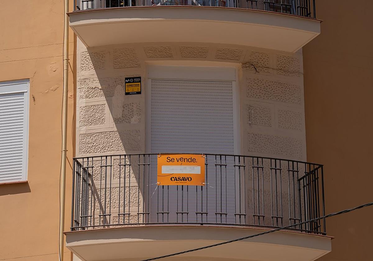 Cartel de ‘Se vende’ en el balcón de una vivienda de Barcelona.