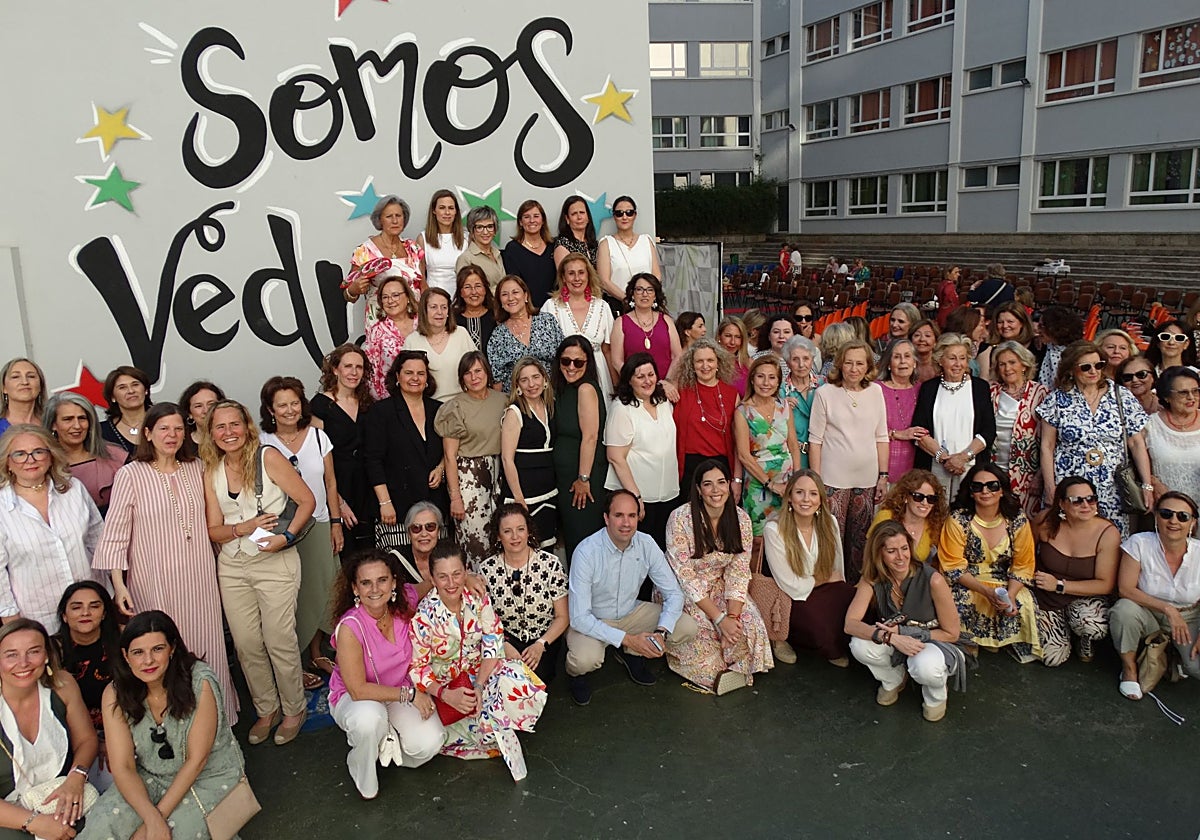 Algunas de las antiguas alumnas y profesoras participantes en el reencuentro de este sábado en el patio del colegio de las Carmelitas.