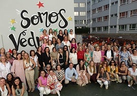 Algunas de las antiguas alumnas y profesoras participantes en el reencuentro de este sábado en el patio del colegio de las Carmelitas.