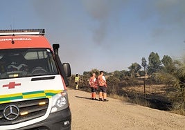Equipos de Cruz Roja movilizados de forma preventiva por el incendio declarado en Badajoz