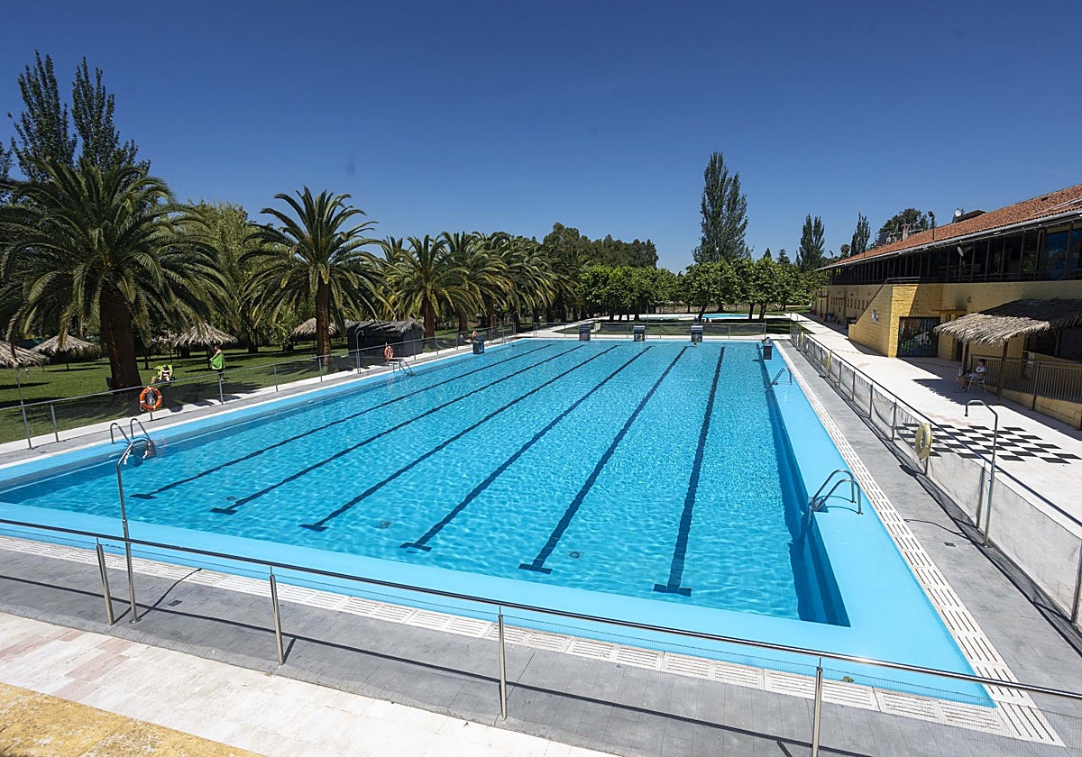 La piscina del camping, de uso público pero de gestión privada, ha sido la primera en abrir en Cáceres.