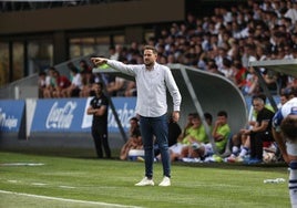 Sergi Guilló da instrucciones a sus jugadores desde el área técnica en Zubieta.